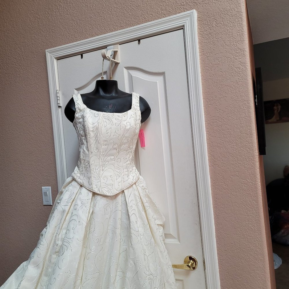 Wedding Season!! Rare - Stunning Candlelight NWT Bonny Bridal Gown - Picture 3 of 10